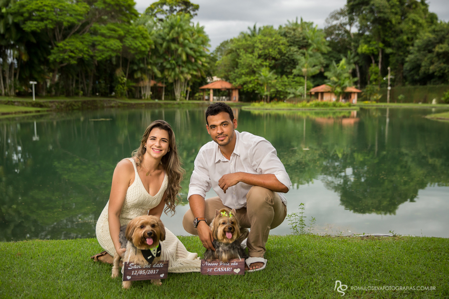 ensaio pré casamento com fotos românticas  do wilson e nathalia com seus cachorros