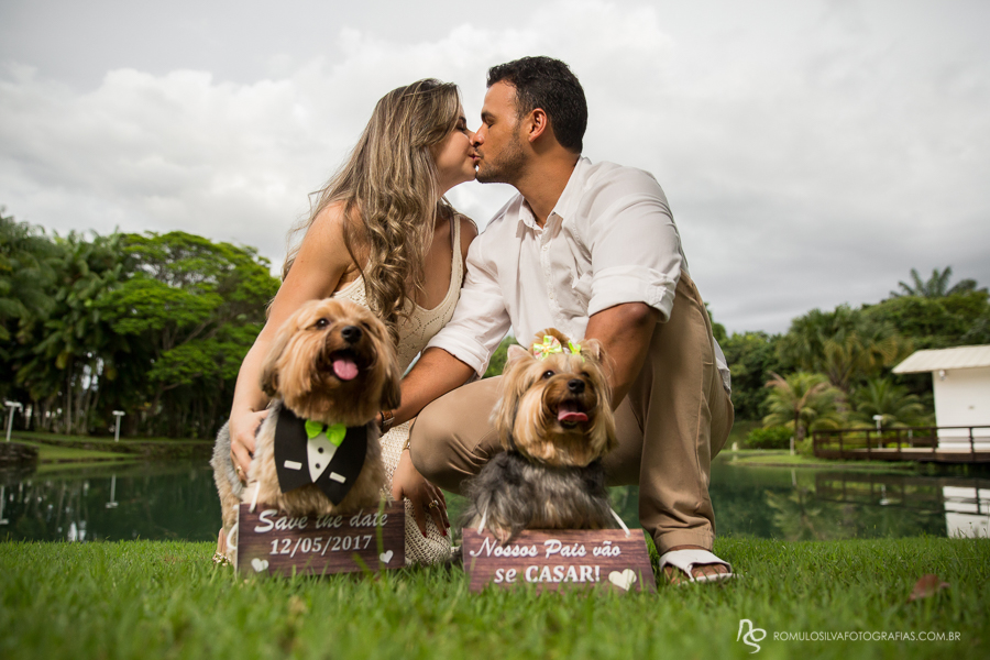 ensaio pré casamento com fotos românticas  do wilson e nathalia com seus cachorros