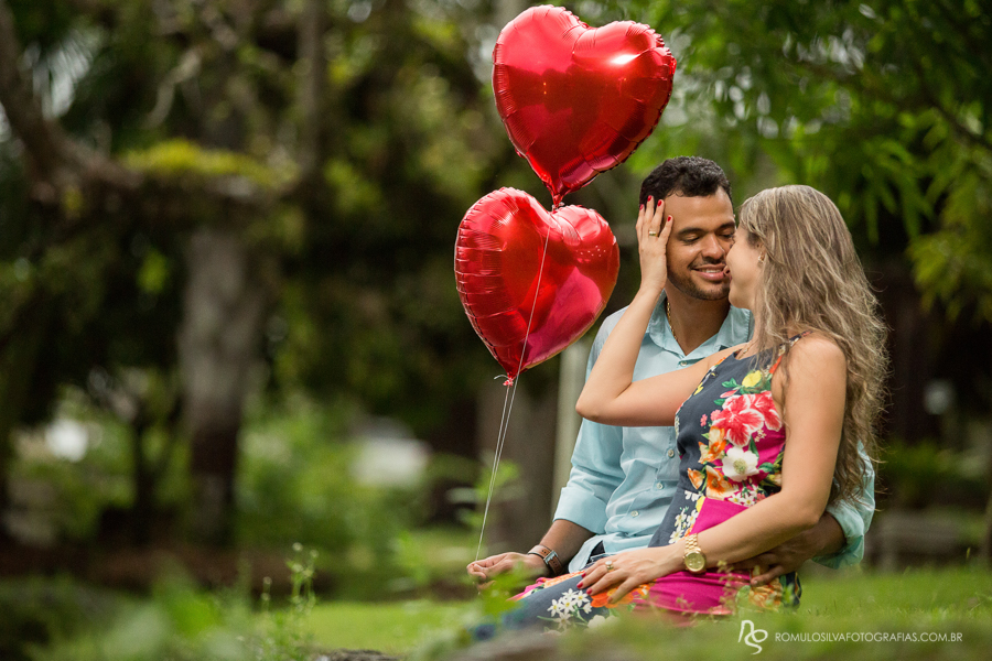 ensaio pré casamento com fotos românticas  do wilson e nathalia com balões