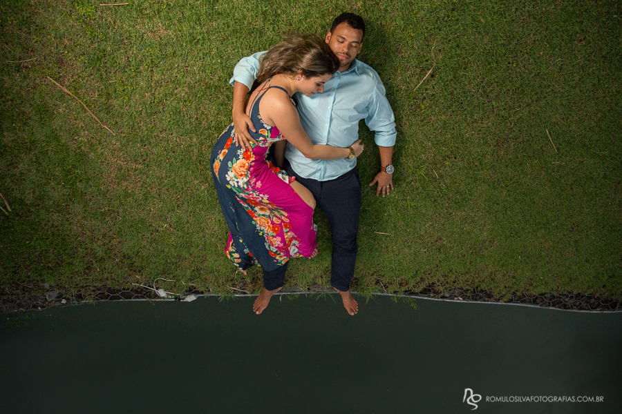 ensaio pré casamento com fotos românticas  do wilson e nathalia com angulo de sima para baixo