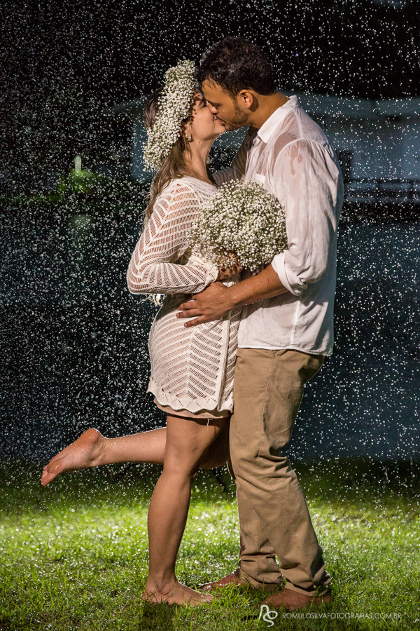 ensaio pré casamento com fotos românticas na chuva do wilson e nathalia