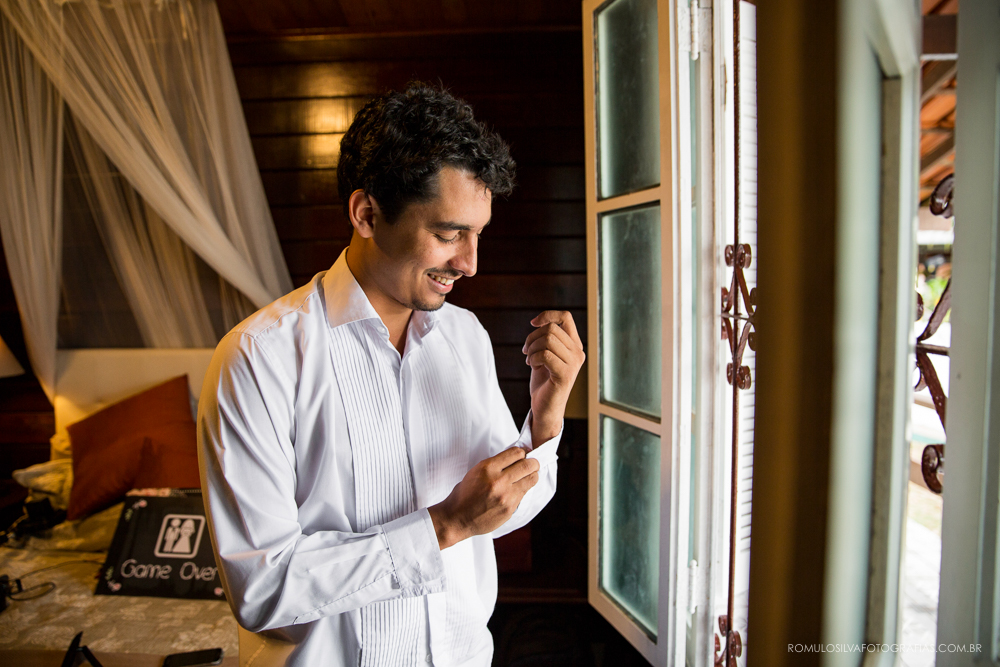 noivo se arrumando no quarto do chalé da zuzu em mosqueiro durante o making of