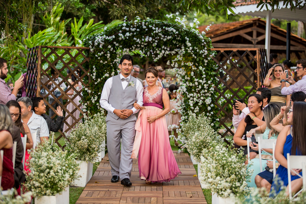 entrada do noivo em casamento no final da tarde no chalé da zuzu na ilha de mosqueiro pa