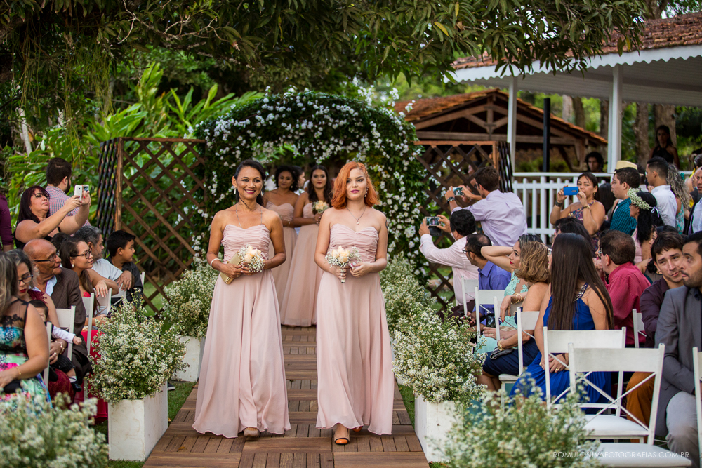 entrada das madrinhas com vestidos parecidos em casamento no final da tarde 