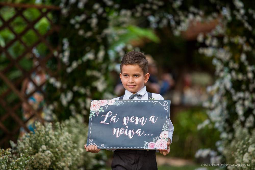 entrada do pajem com a placa escrito lá vem a noiva