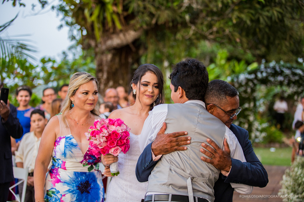 noivo abraçando o pai da noiva em casamento no final da tarde no chalé da zuzu