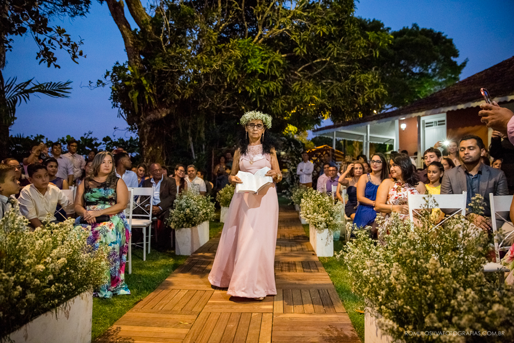 entrada da avó com a bíblia em casamento final de tarde 
