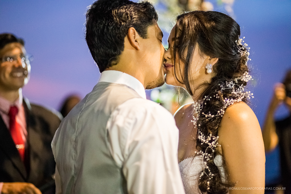 beijo dos noivos em cerimonia ao entardecer