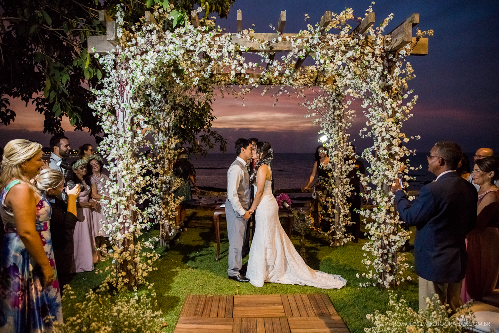 beijo dos noivos em casamento no final da tarde no chalé da zuzu em mosqueiro pa