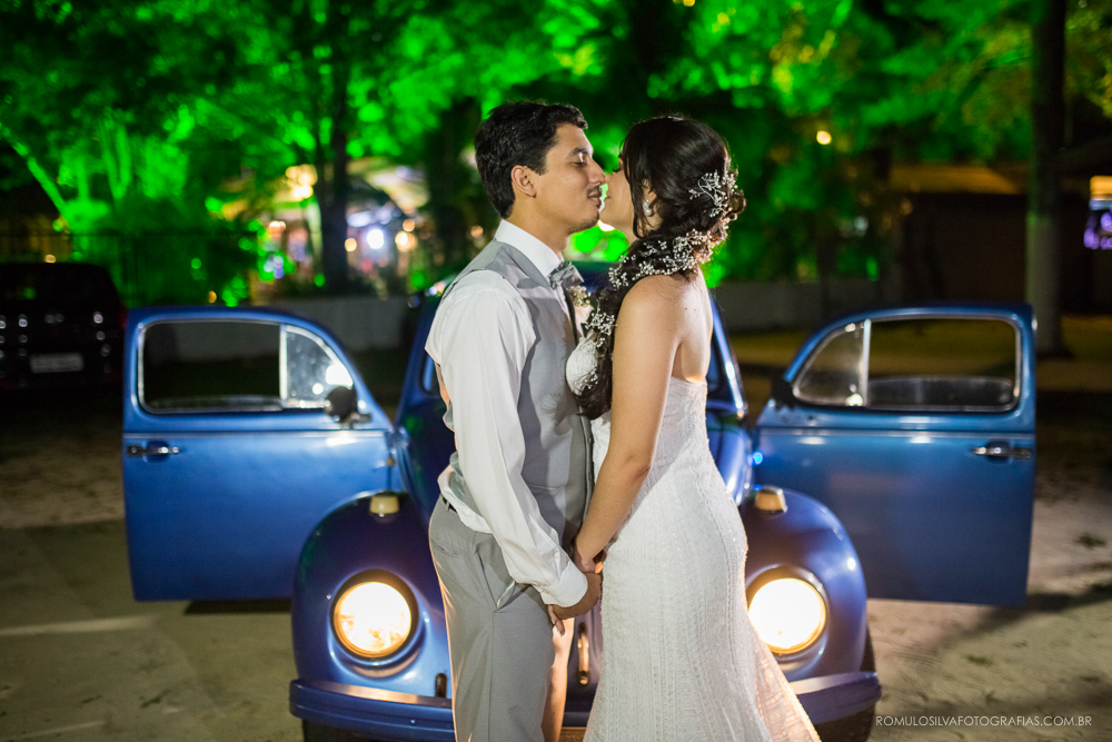 ensaio fotográfico pós cerimônia com foto dos noivos na frete do carro fusca
