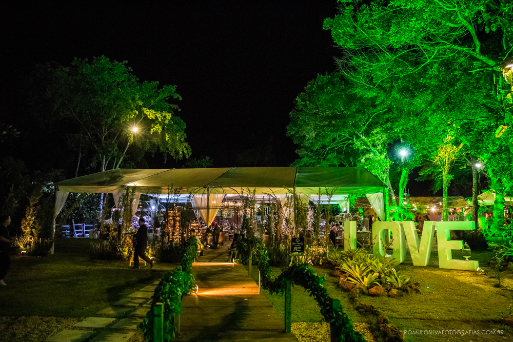 foto aberta da feta de casamento ao ar livre no chalé da zuzu em mosqueiro
