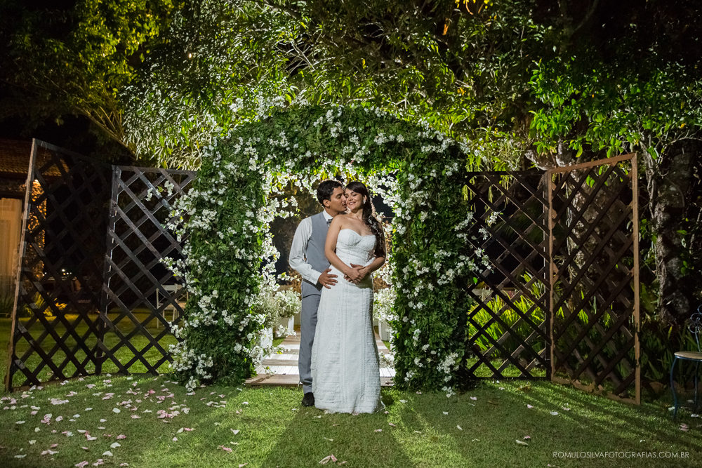 foto posada dos noivos na decoração do casamento ao ar livre 