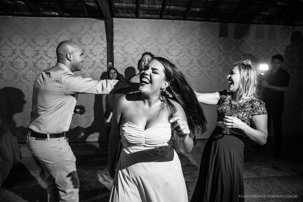 convidados se divertindo em festa de casamento no chalé da zuzu