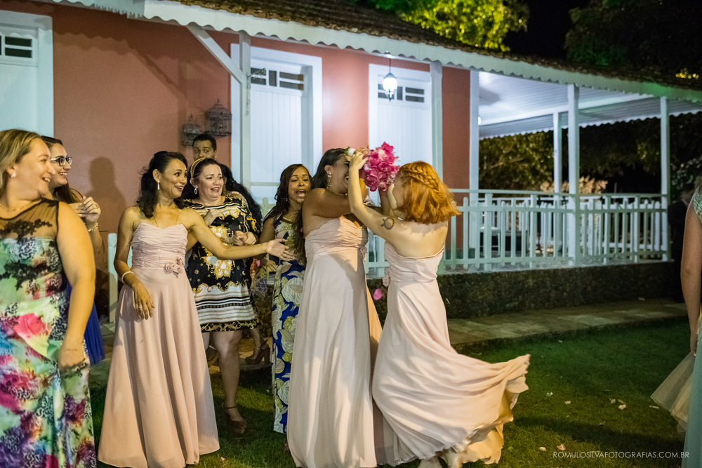 madrinhas pegando o buque em festa de casamento ao ar livre 