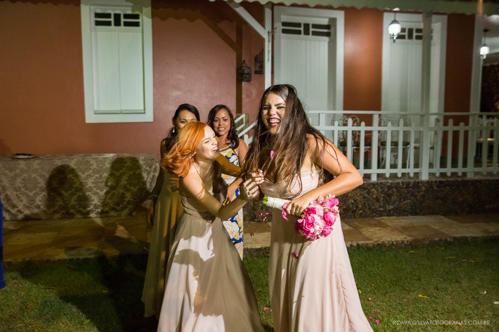 madrinhas brigando para pegar o buque da noiva em casamento ao ar livre 
