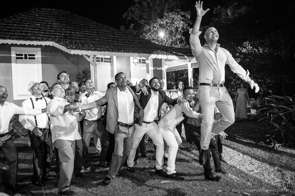 padrinhos pegando a caixa de uísque 