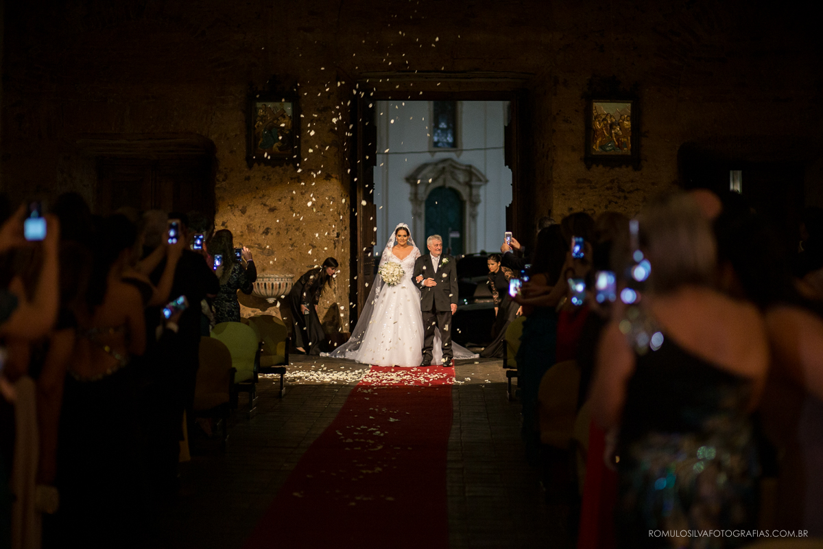 fotos criativas, expontâneas da cerimonia do casamento da lorena e do junior