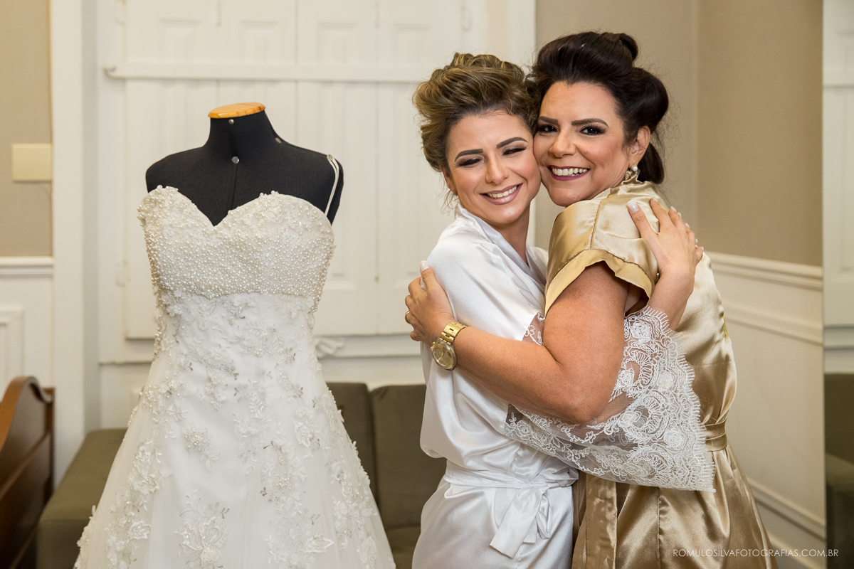 making of da noiva Natalia na maquiagem do junior fiel e com os cabelos no bob mostrando o carinho entre mãe e filha.