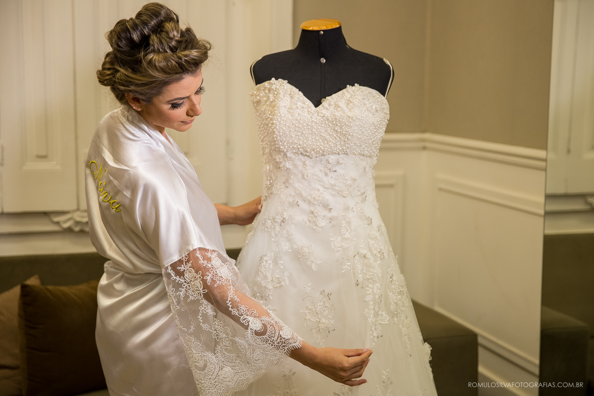making of da noiva Natalia na maquiagem do junior fiel e com os cabelos no bob apreciando a renda do vestido