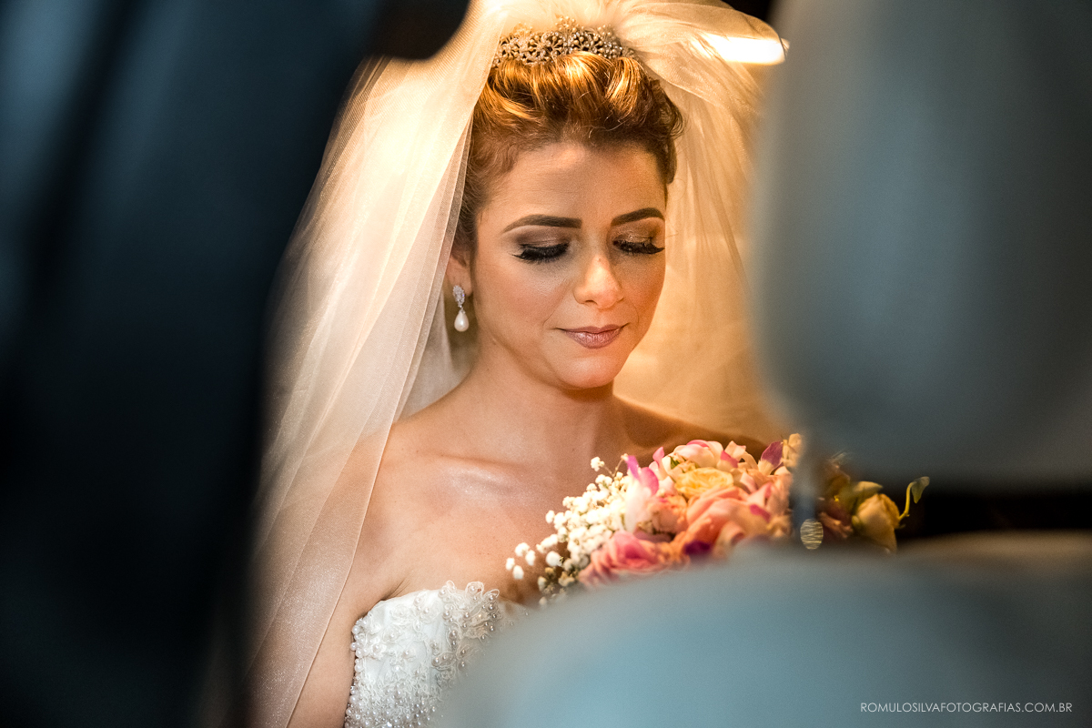 Noiva nathalia com o bouquet no carro em frente a igreja