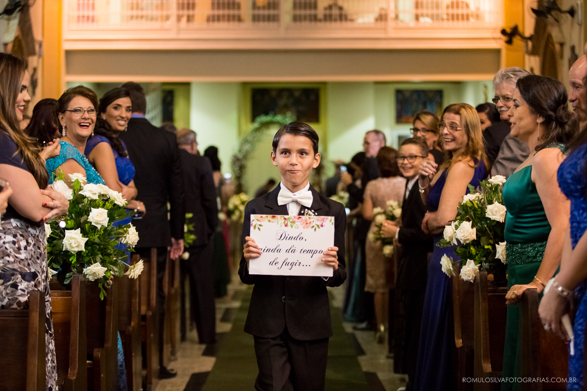 cerimônia com fotos expontâneas e criativas do casamento do wilson e da natalia na igreja da trindade em belém PA com a entrada do Pajem