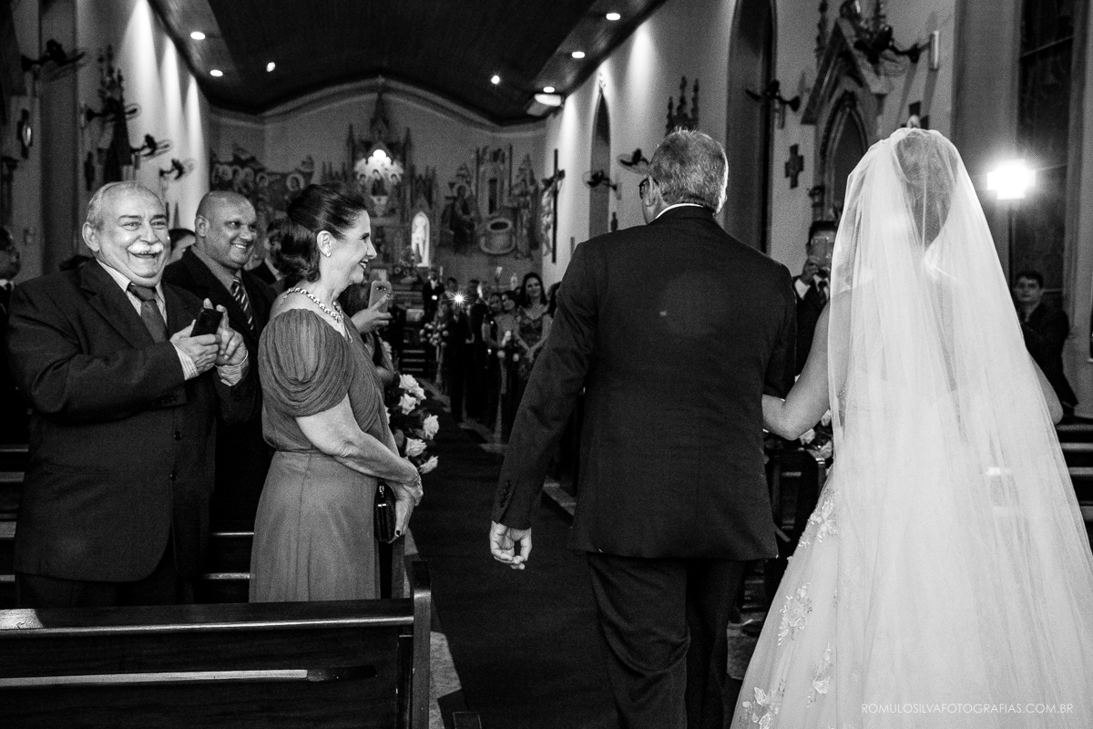 cerimônia com fotos expontâneas e criativas do casamento do wilson e da natalia na igreja da trindade em belém PA com a entrada da noiva