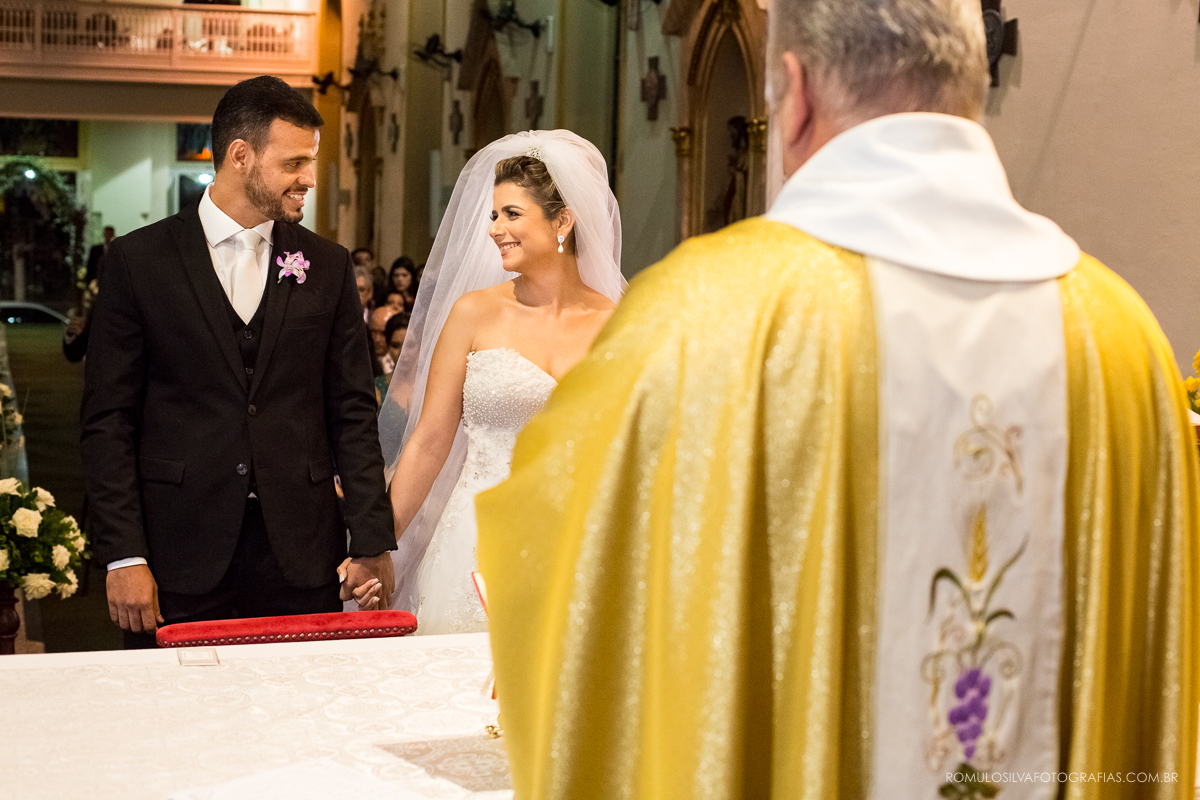 cerimônia com fotos expontâneas e criativas do casamento do wilson e da natalia na igreja da trindade em belém PA