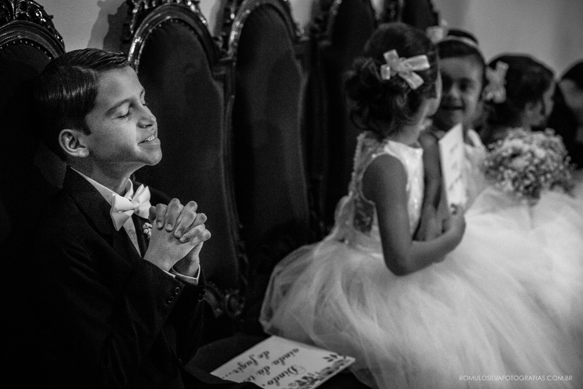 cerimônia com fotos expontâneas e criativas do casamento do wilson e da natalia na igreja da trindade em belém PA