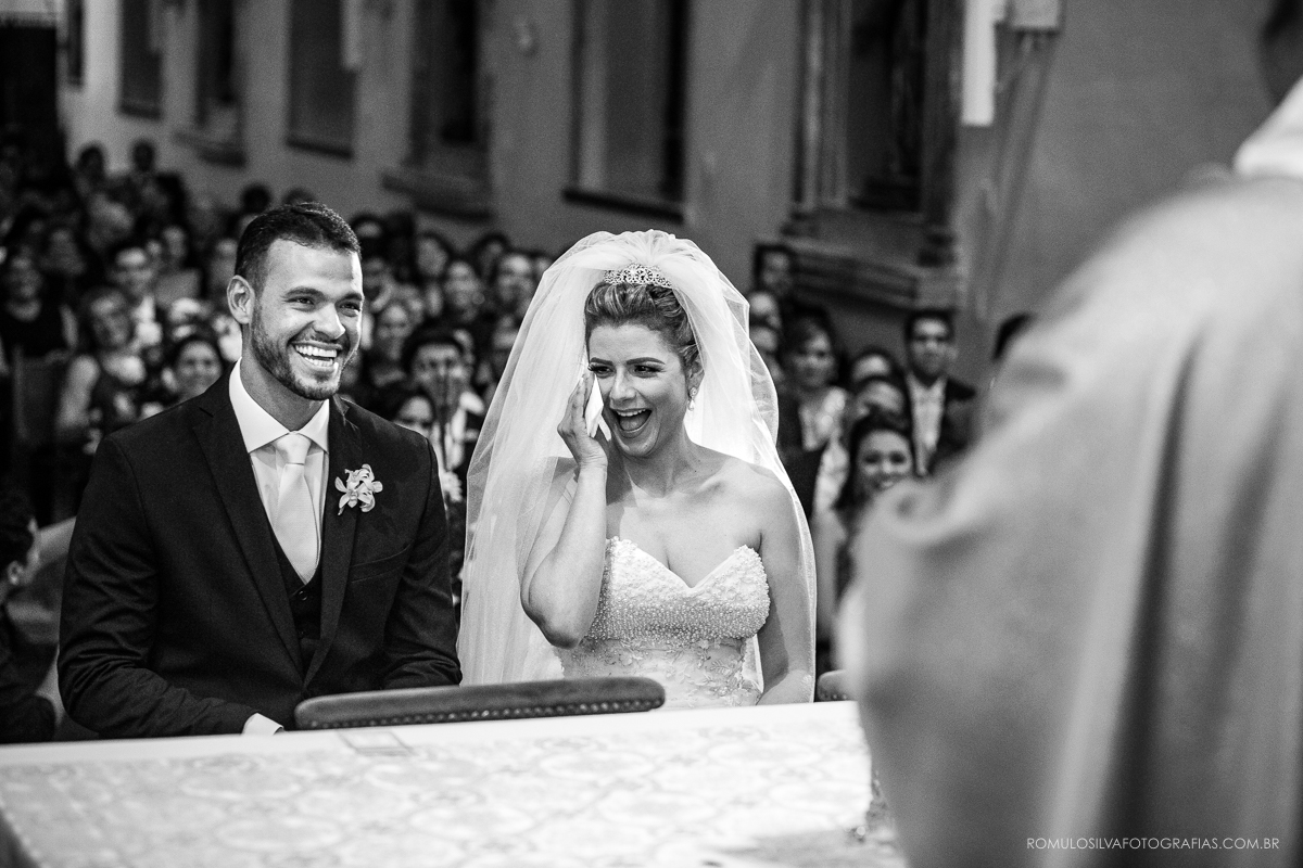 cerimônia com fotos expontâneas e criativas do casamento do wilson e da natalia na igreja da trindade em belém PA