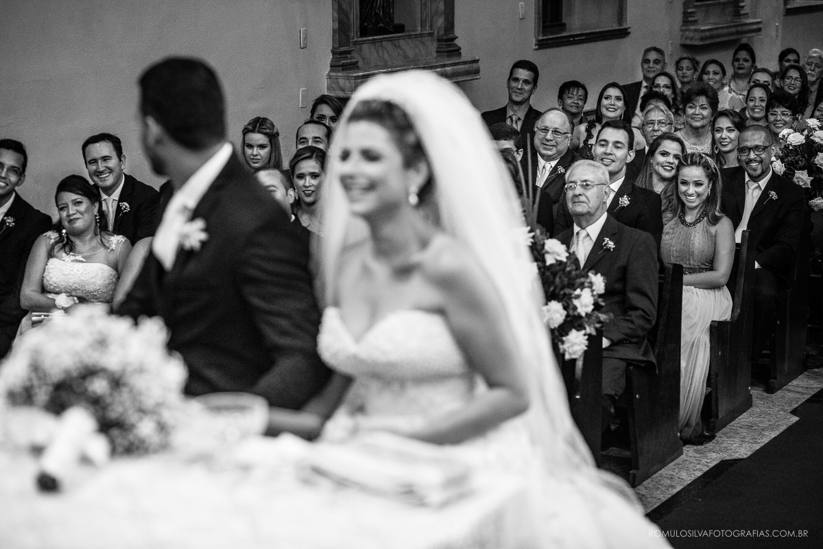 cerimônia com fotos expontâneas e criativas do casamento do wilson e da natalia na igreja da trindade em belém PA