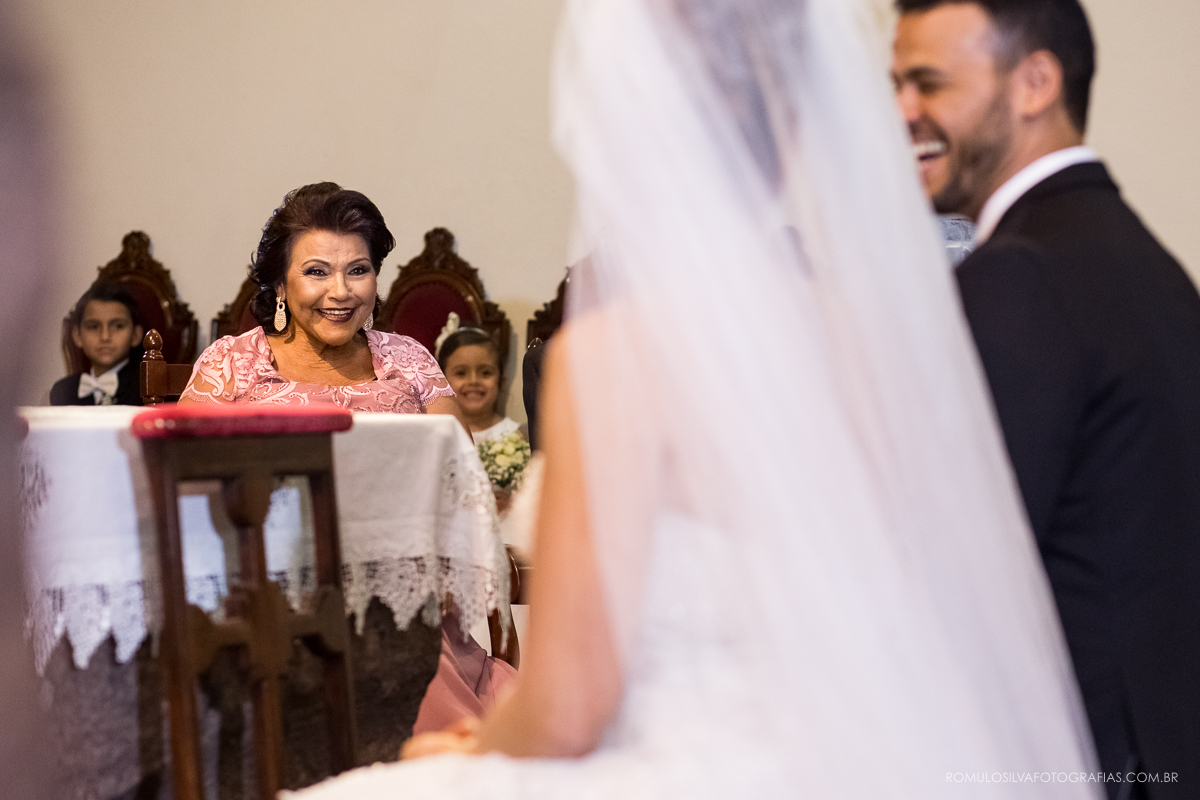cerimônia com fotos expontâneas e criativas do casamento do wilson e da natalia na igreja da trindade em belém PA