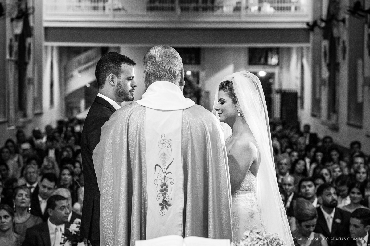cerimônia com fotos expontâneas e criativas do casamento do wilson e da natalia na igreja da trindade em belém PA