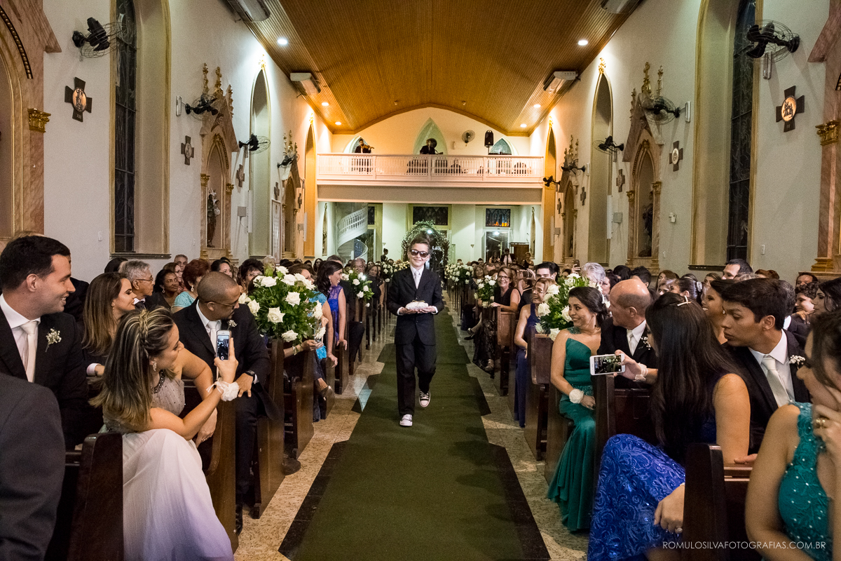 cerimônia com fotos expontâneas e criativas do casamento do wilson e da natalia na igreja da trindade em belém PA