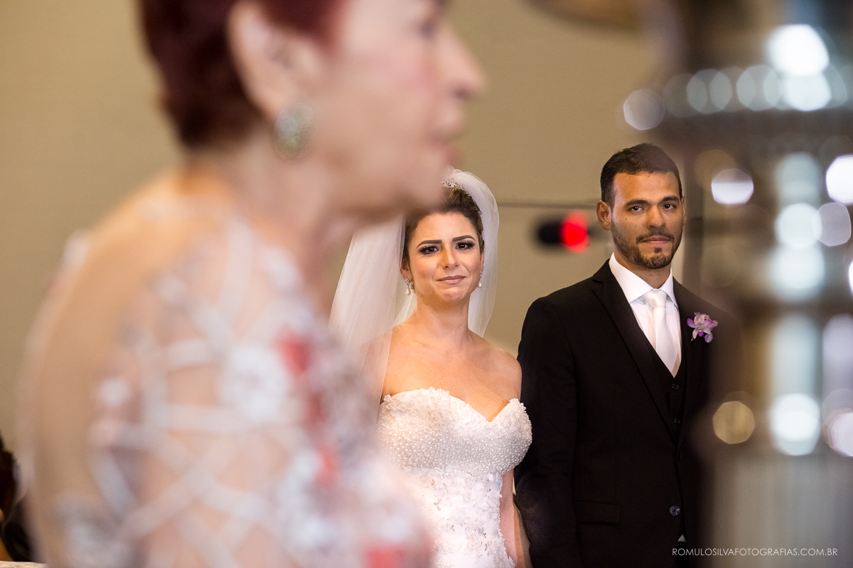 cerimônia com fotos expontâneas e criativas do casamento do wilson e da natalia na igreja da trindade em belém PA