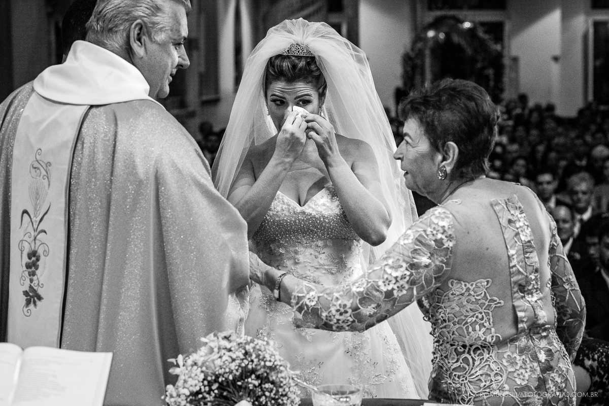 cerimônia com fotos expontâneas e criativas do casamento do wilson e da natalia na igreja da trindade em belém PA