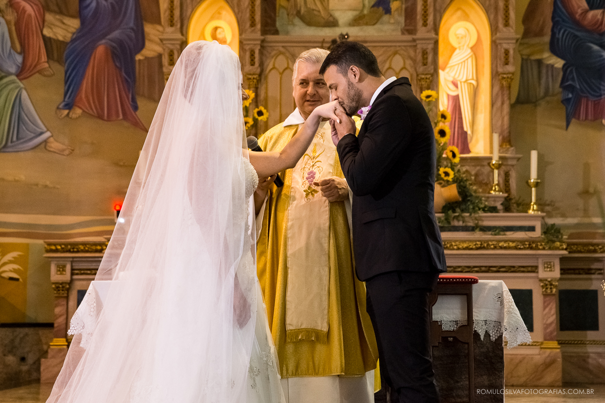 cerimônia com fotos expontâneas e criativas do casamento do wilson e da natalia na igreja da trindade em belém PA