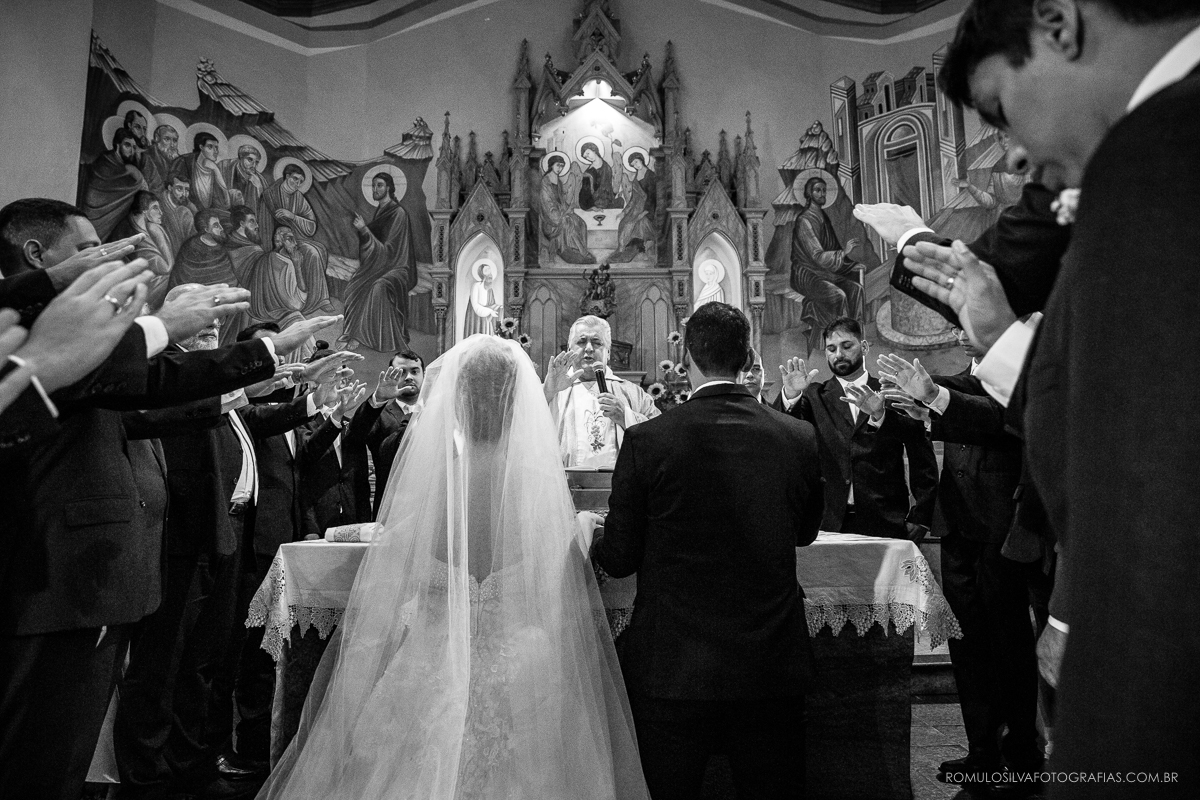 cerimônia com fotos expontâneas e criativas do casamento do wilson e da natalia na igreja da trindade em belém PA