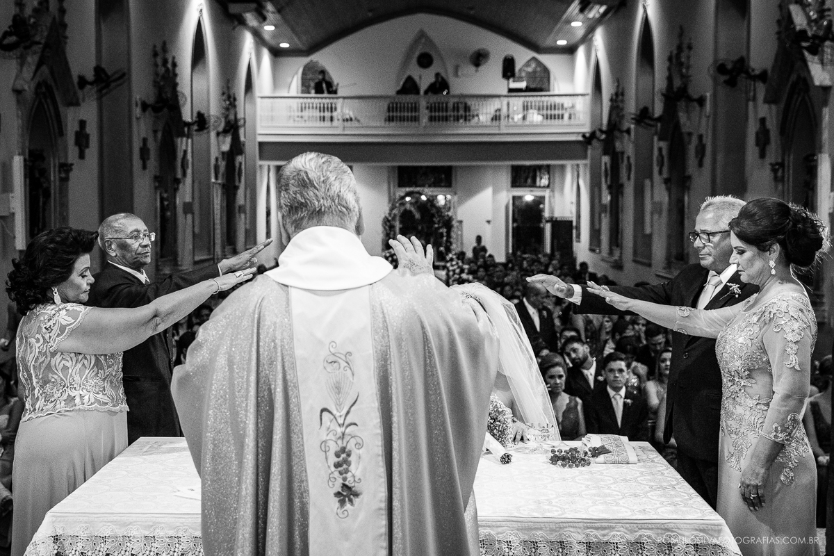 cerimônia com fotos expontâneas e criativas do casamento do wilson e da natalia na igreja da trindade em belém PA