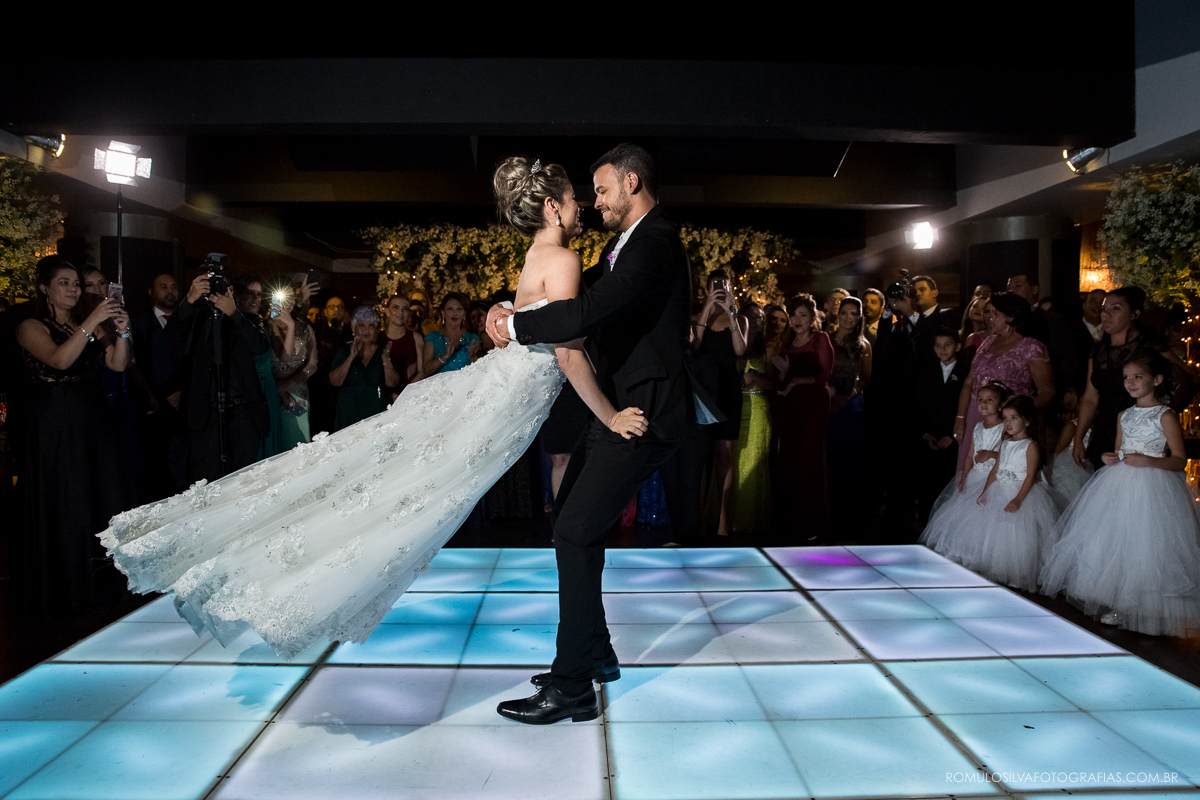 Festa com fotos expontâneas e criativas do casamento do wilson e da natalia na Assembléia paraense em belém PA