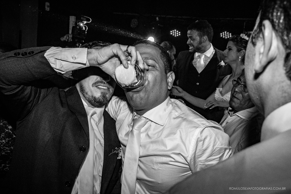 Festa com fotos expontâneas e criativas do casamento do wilson e da natalia na Assembléia paraense em belém PA