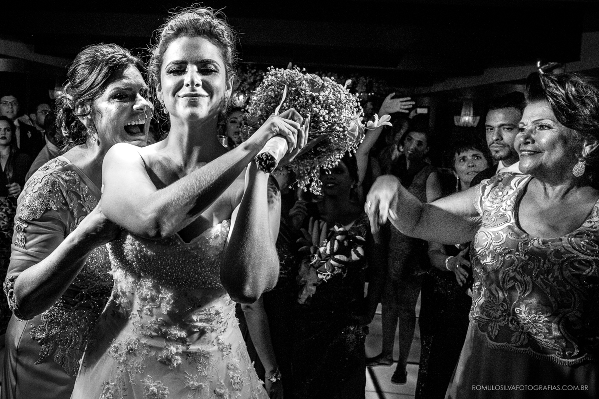 Festa com fotos expontâneas e criativas do casamento do wilson e da natalia na Assembléia paraense em belém PA