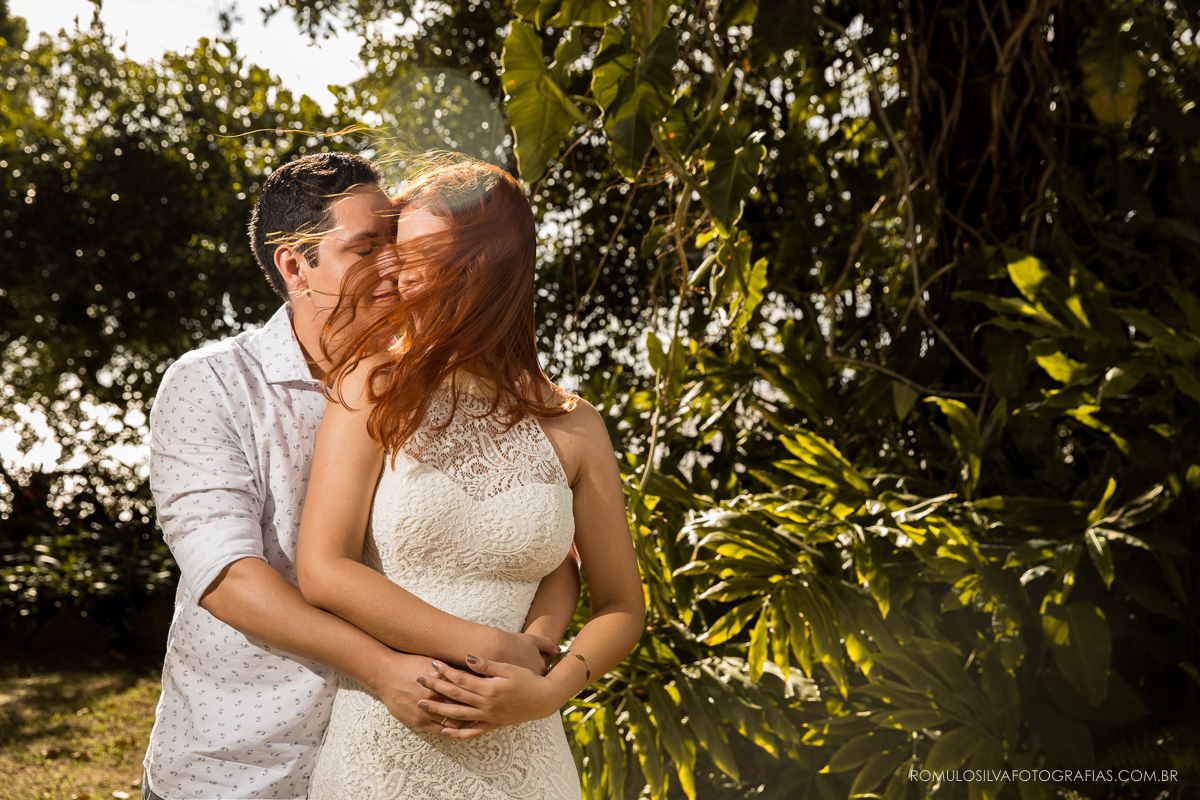 ensaio  pré casamento lais e felipe com fotos românticas e expontâneas no chalé da zuzu em mosqueiro pa