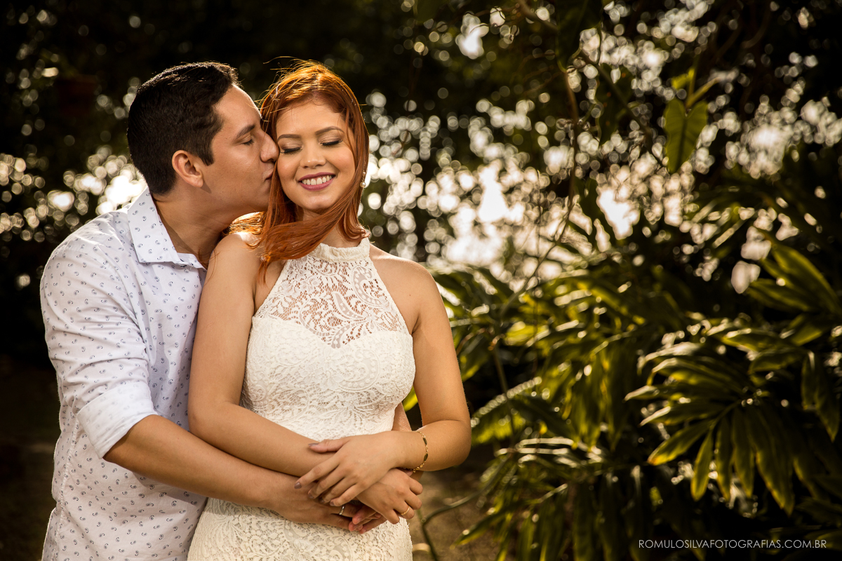 ensaio  pré casamento lais e felipe com fotos românticas e expontâneas no chalé da zuzu em mosqueiro pa