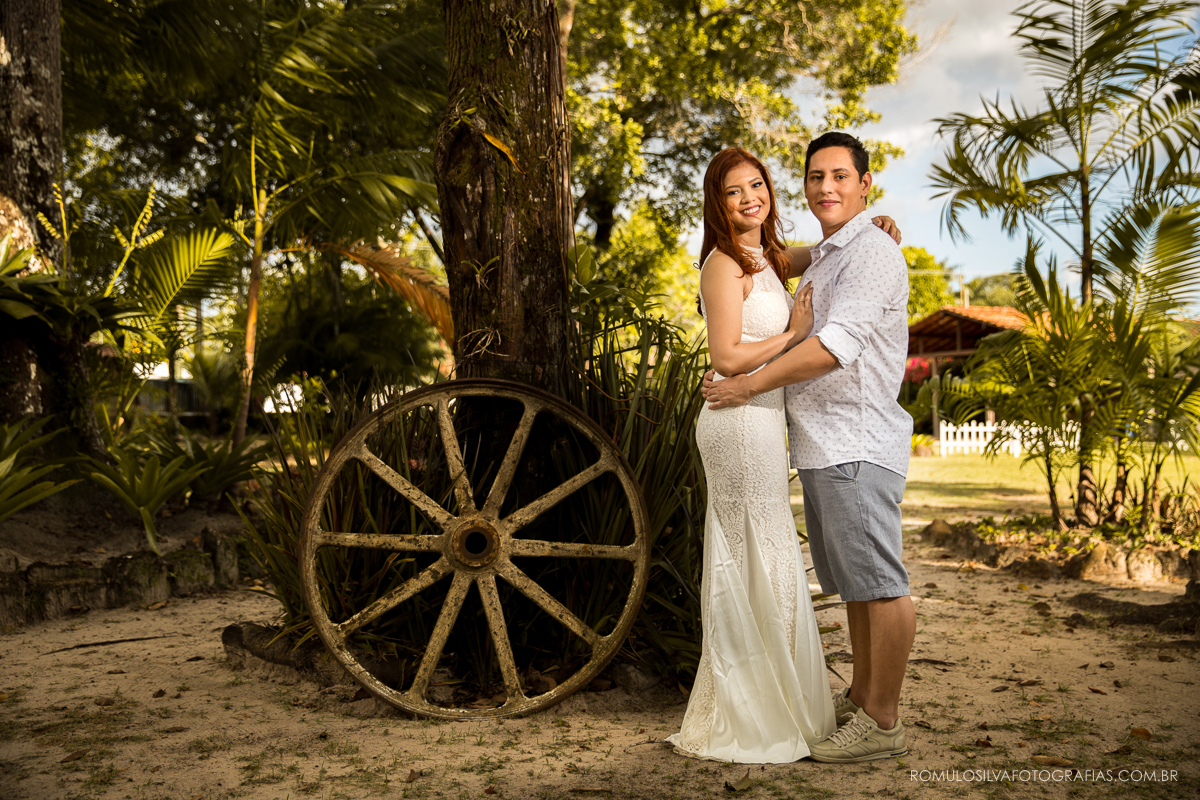 ensaio  pré casamento lais e felipe com fotos românticas e expontâneas no chalé da zuzu em mosqueiro pa