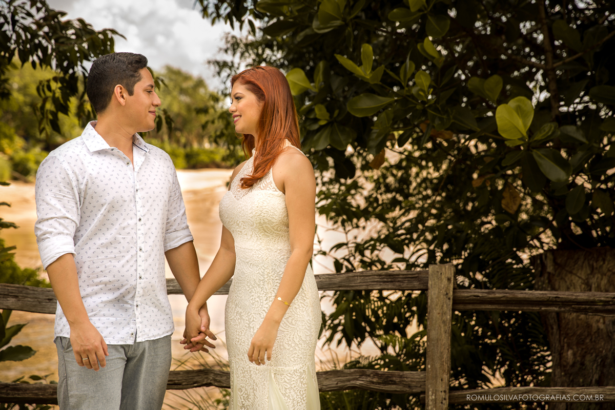 ensaio  pré casamento lais e felipe com fotos românticas e expontâneas no chalé da zuzu em mosqueiro pa