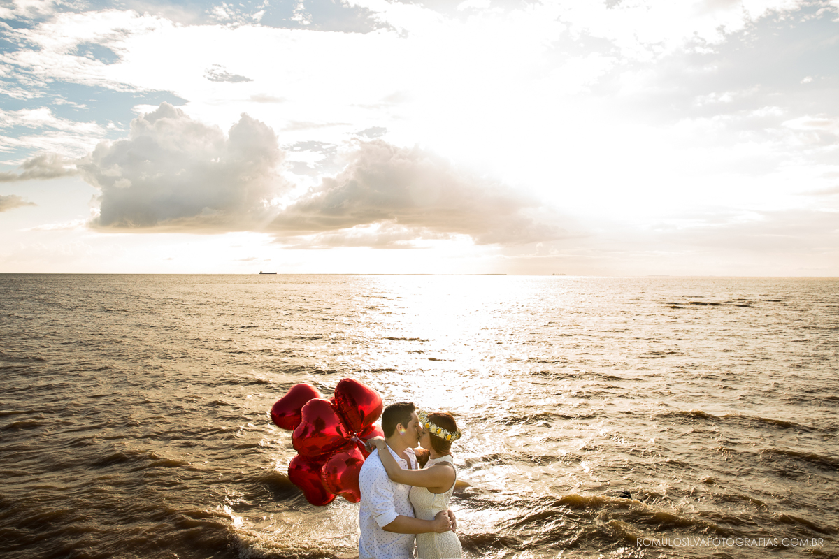 ensaio  pré casamento lais e felipe com fotos românticas e expontâneas no chalé da zuzu em mosqueiro pa