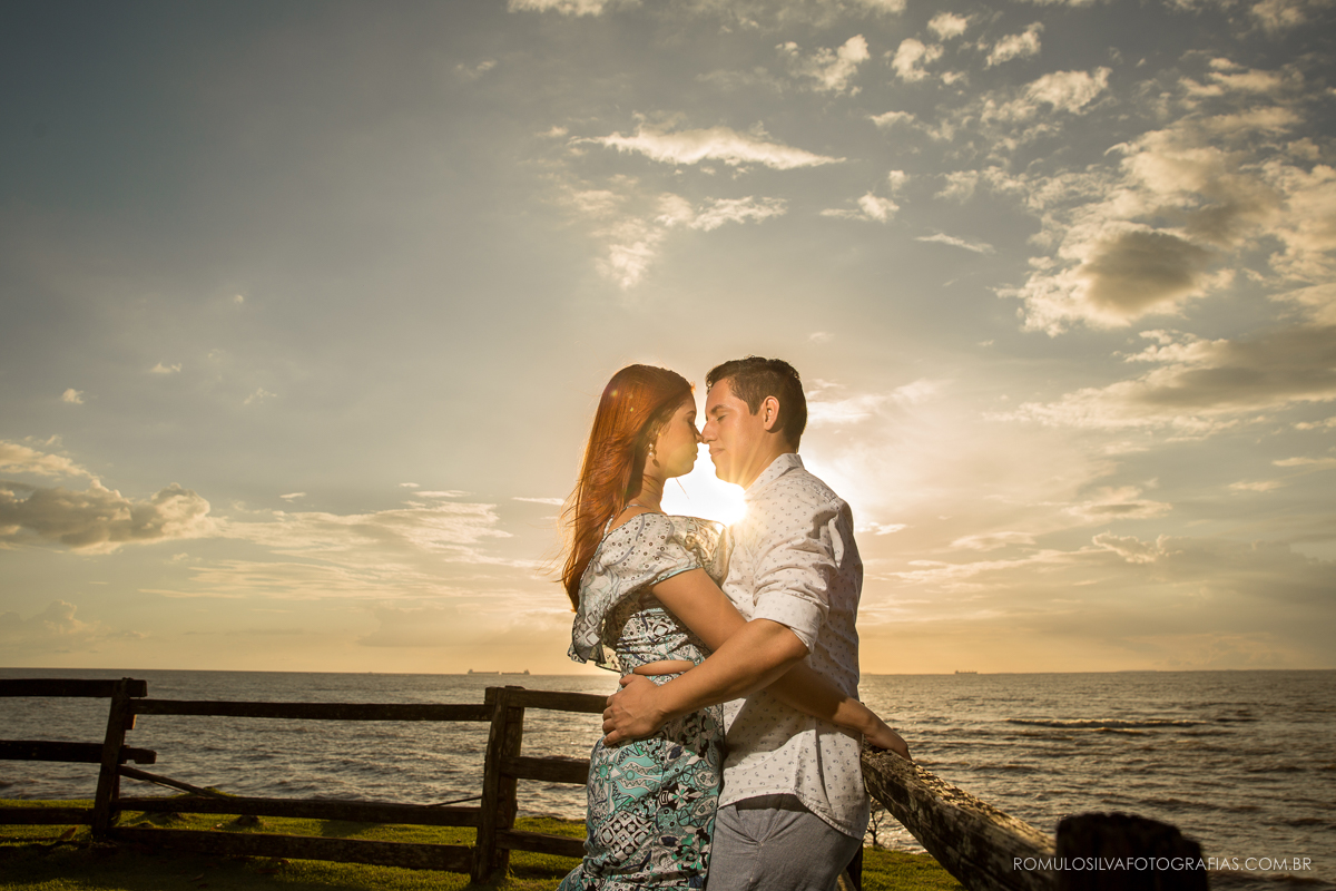 ensaio  pré casamento lais e felipe com fotos românticas e expontâneas no chalé da zuzu em mosqueiro pa