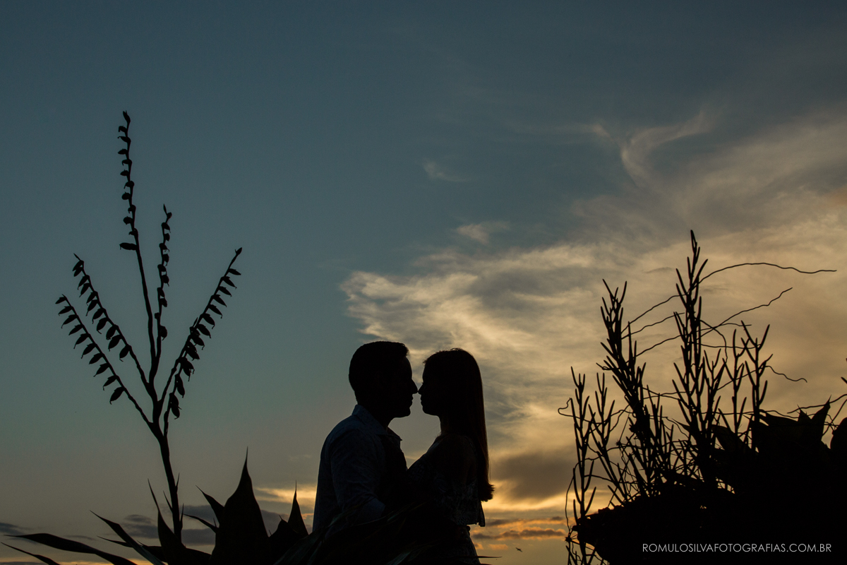 ensaio  pré casamento lais e felipe com fotos românticas e expontâneas no chalé da zuzu em mosqueiro pa