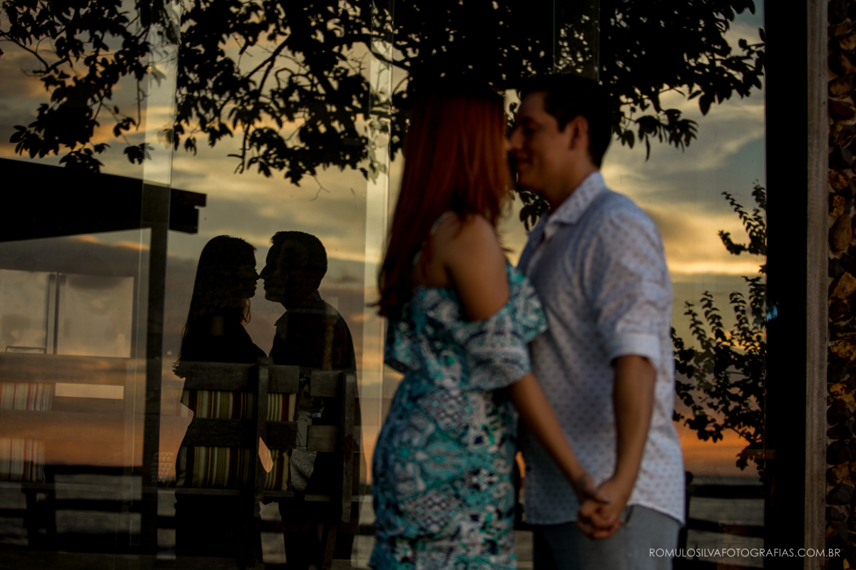 ensaio  pré casamento lais e felipe com fotos românticas e expontâneas no chalé da zuzu em mosqueiro pa