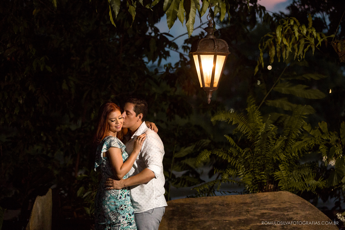 ensaio  pré casamento lais e felipe com fotos românticas e expontâneas no chalé da zuzu em mosqueiro pa